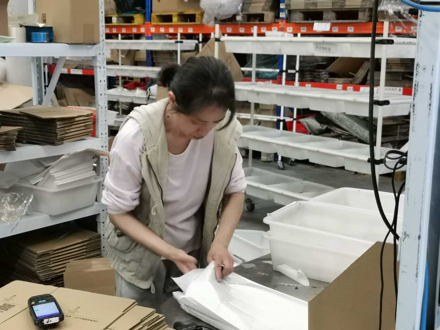 运动鞋服的鞋盒存储和服装挂装，电商仓储托管如何兼顾两类完全不同的存储需求？