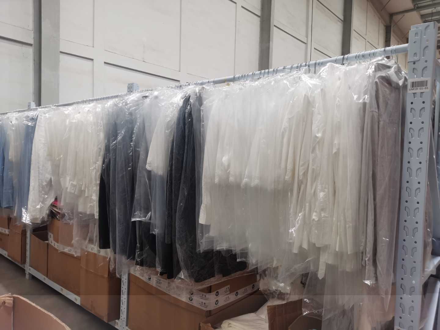 羽绒服、羊毛大衣等厚重衣物入仓|对外包仓储的存储空间和挂装设备有什么要求？